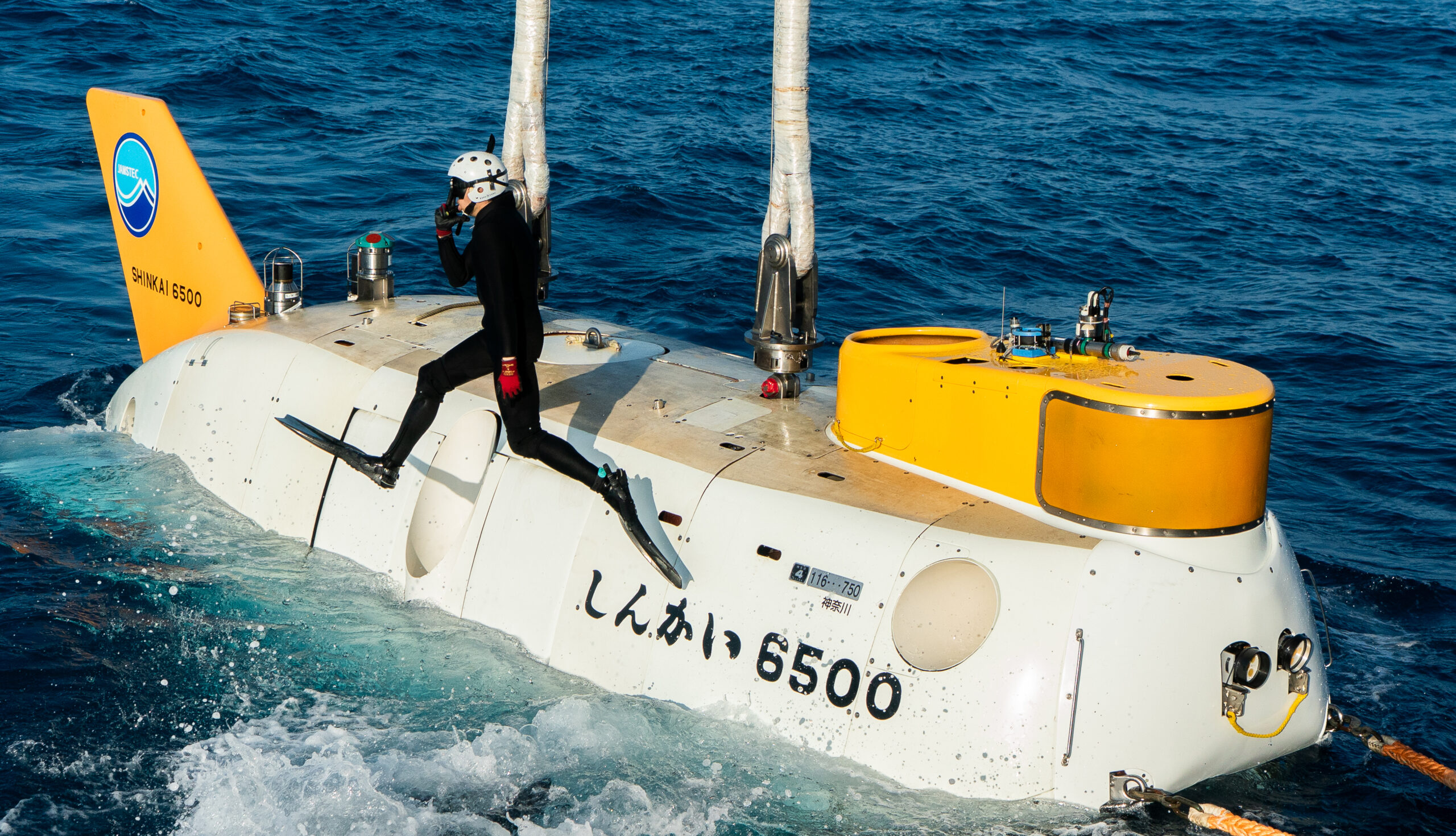 Diver clears Shinkai 6500 after attaching crane. dive site, Shichiyo Seamounts, and deep-sea expedition.